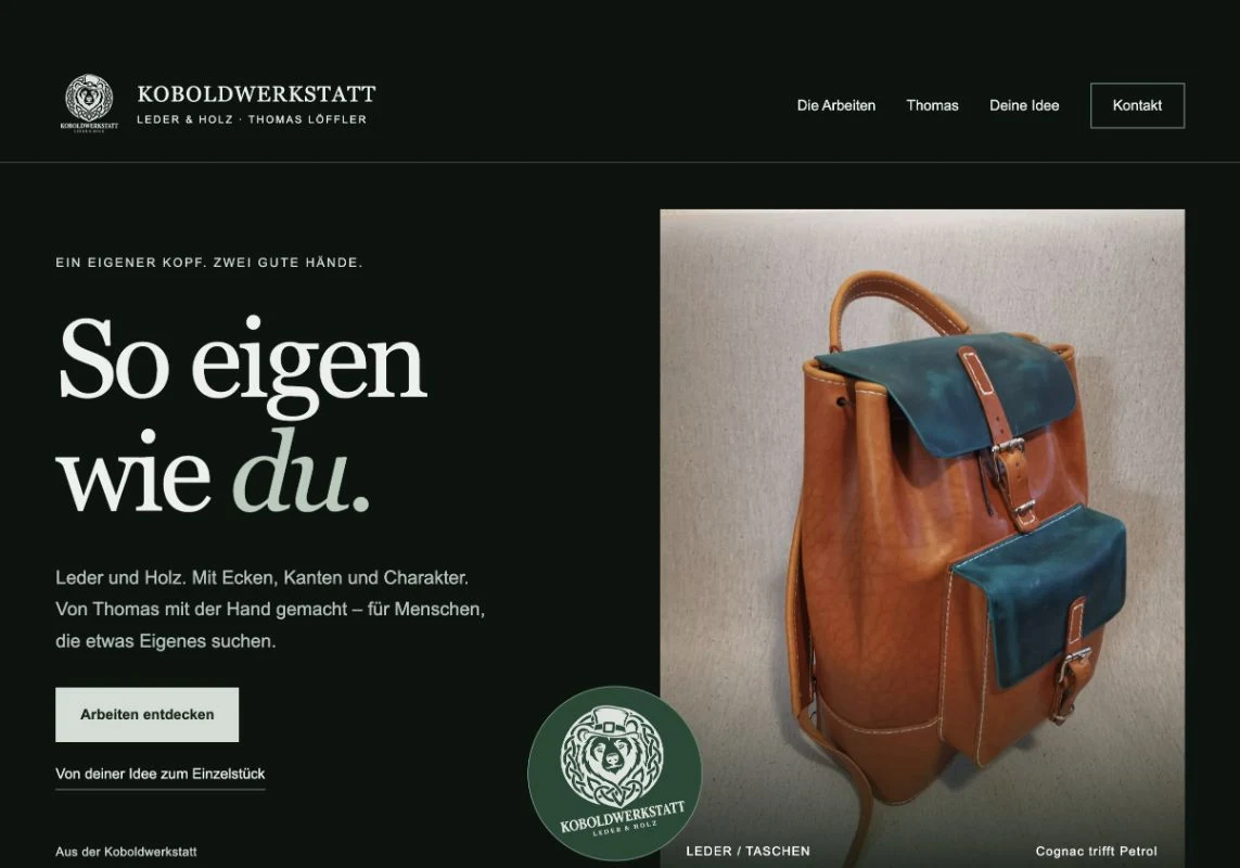 Dunkelgrüner Koboldwerkstatt-Auftritt mit keltischem Logo und Lederrucksack
